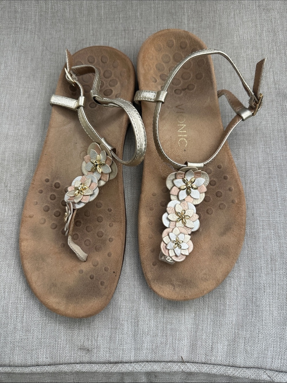 VIONIC BLACK FLORAL THONG SANDALS ADJUSTABLE ANKLE STRAP COMGORT SHOES SIZE 8.5